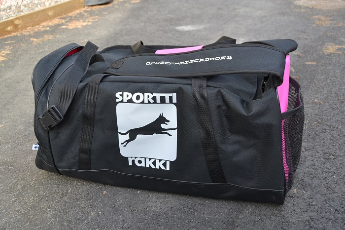 ProPakki valmiiksi pakattuna ja lähdössä mukaan treeneihin. Tilasin ProPakin tietysti pinkkinä. ProPakki on Koiratreenikassi.