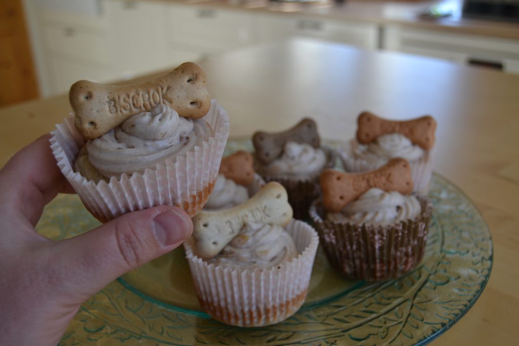 Valmiit maapähkinä & banaani kuppikakut näyttävät tältä. Maistuis varmaan sun koirallekin!