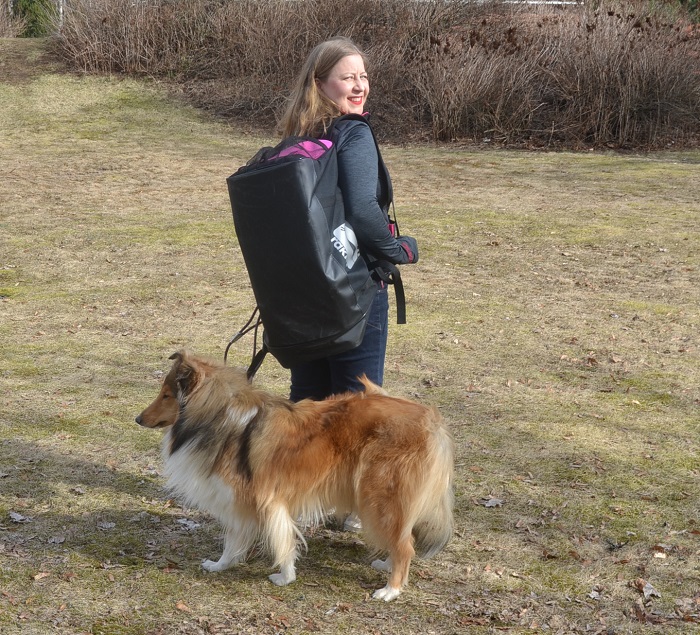 ProPakkia voi kantaa olalla tai selässä, mutta se ei ole siihen käyttöön erityisen ergonominen. 
