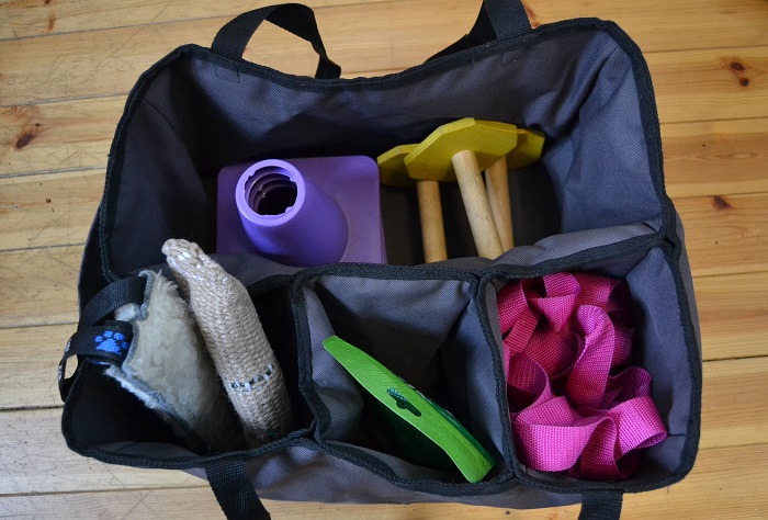 Riemu-treenikassiin mahtuu helposti pieni määrä treenitarvikkeita. 