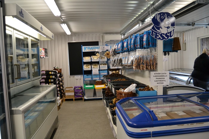 Tessu koiranruoka tehtaanmyymälä.